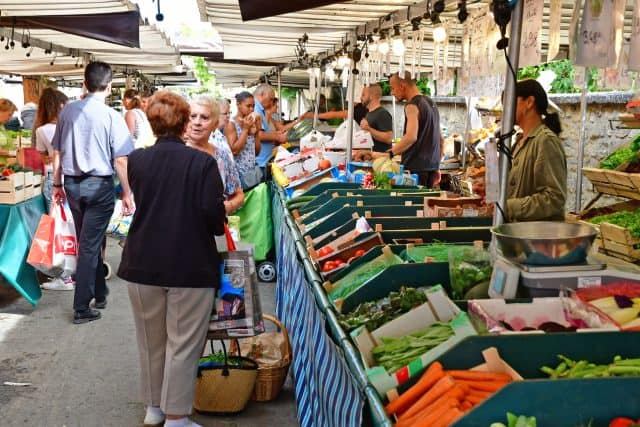 How to sell at a farmers' market