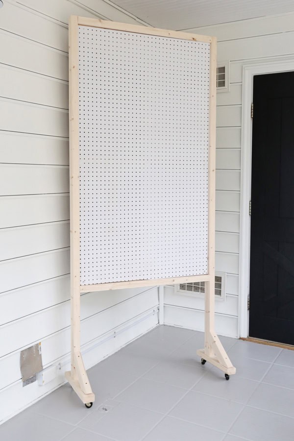 Standing pegboard