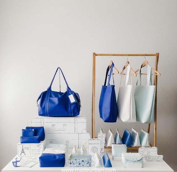Handbag display using a theme