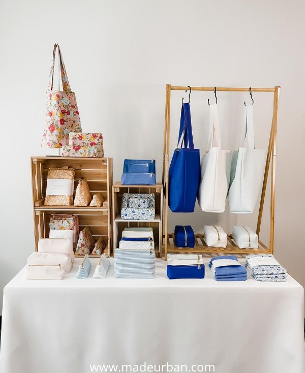 Handbag display idea using hanging space